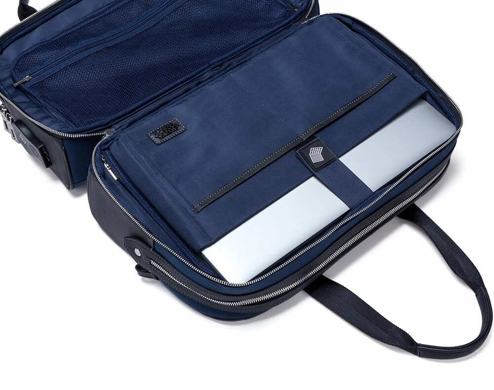 JMNY-Atlas-travel-bag-in-navy-blue-laptop-compartment