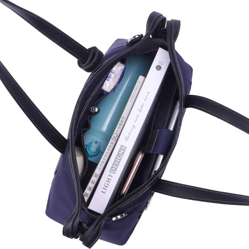 中間の京都Zipトートバッグ ポケットの中で